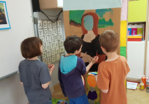 Dzieci malują portret Mona Lisy
